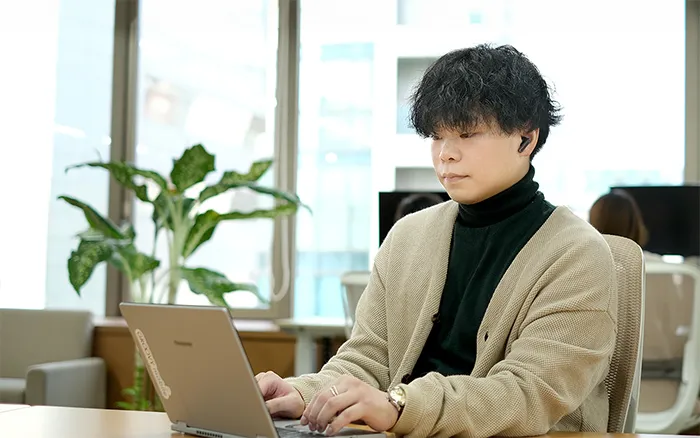 写真　オンラインミーティングをする社員の様子