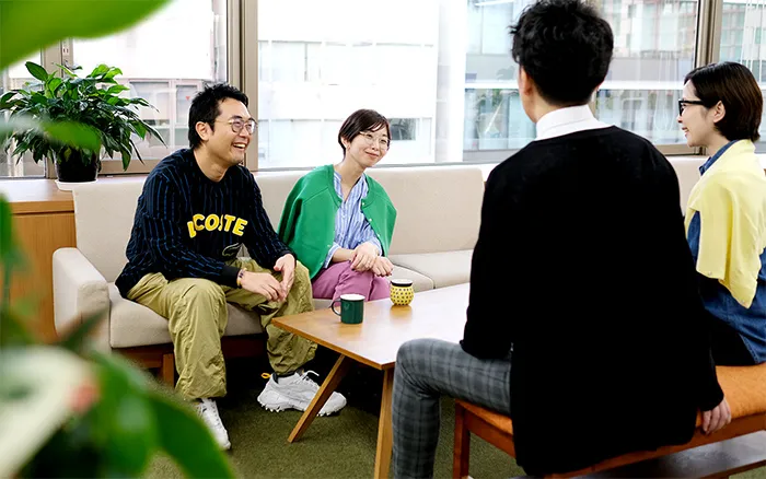 写真　休憩スペースで社員四人が談笑している様子