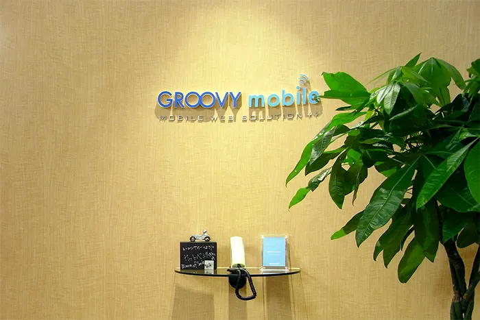 写真　2011年頃社内玄関の会社ロゴ