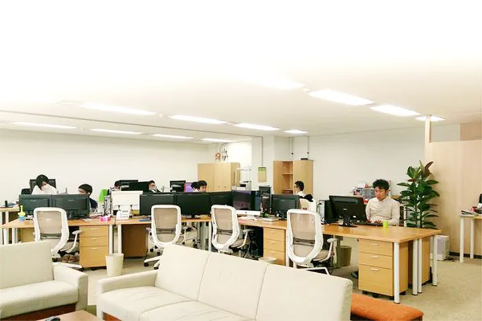 写真　2016年　九勧博多ビルに移転した社内の様子