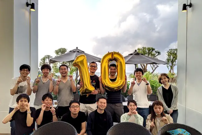 写真　2019年　創業10周年記念　沖縄社員旅行での記念写真