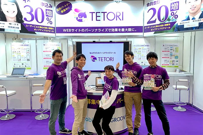 写真　イベント出展した際の様子　社員五名での記念写真