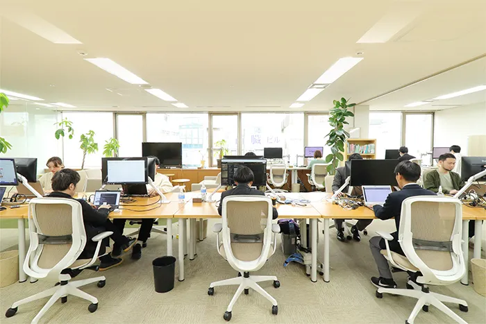 写真　出社時の業務風景