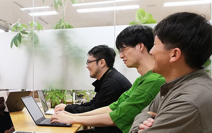 写真　出社時のチームメンバーとの会議風景