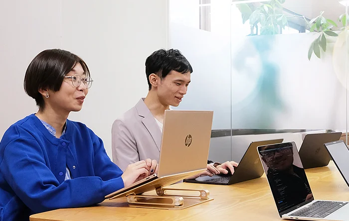 写真　出社時のチームメンバーとの会議風景